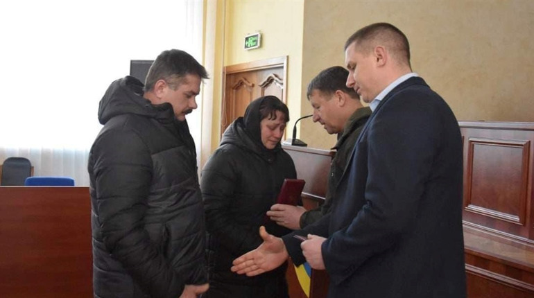 На Звягельщині рідним загиблих захисників України вручили державні нагороди