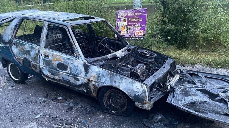 У Сатанові згорів легковик. Рятувальники розповідають подробиці пожежі