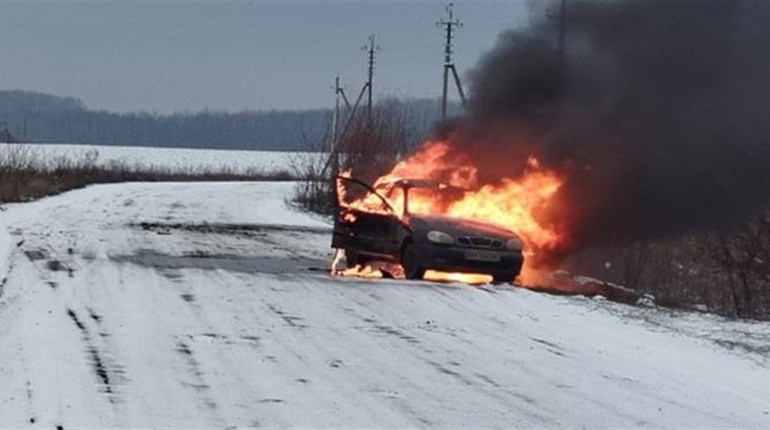 Чергова атака ворожих безпілотників на цивільні авто на Сумщині – троє поранених