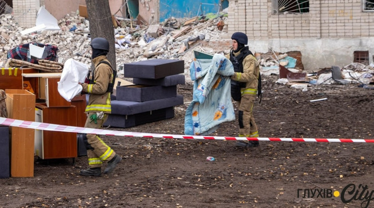 Фоторепортаж: що сьогодні відбувається біля зруйнованого гуртожитку в Глухові