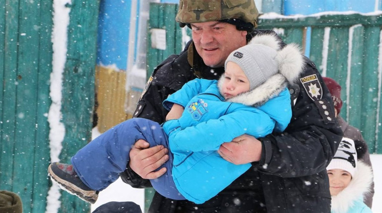 Поліцейські на Чернігівщині евакуювали велику родину з прикордонного села