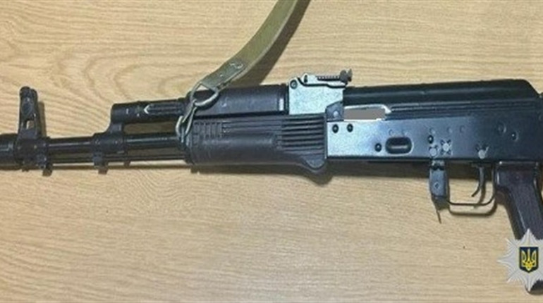 Збув автомат та набої за 50 тисяч гривень: у Херсоні поліцейські затримали «продавця» зброї