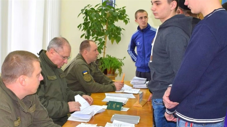 Як юнакам, яким виповнюється 17 років, стати на військовий облік у 2025 році: детальна інструкція