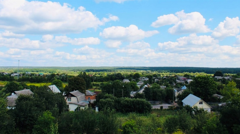 Тростянець на долоні: літня панорама міста. Фото