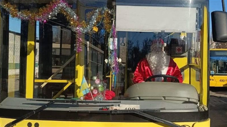 Херсоном в останній день 2024 року курсує тролейбус зі Святим Миколаєм за кермом