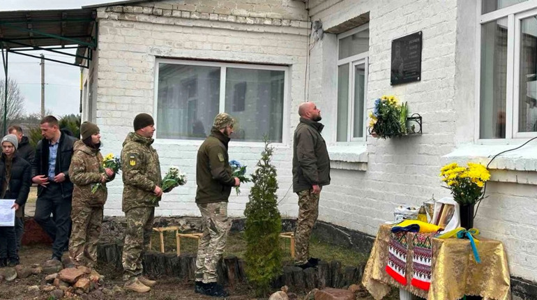 Назавжди «Зайчик» - меморіальну дошку герою-земляку відкрили у Бутовому, на Зарічненщині