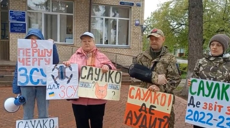 Група переяславців влаштувала черговий мітинг під міською радою: з якою метою зібралися? ВІДЕО