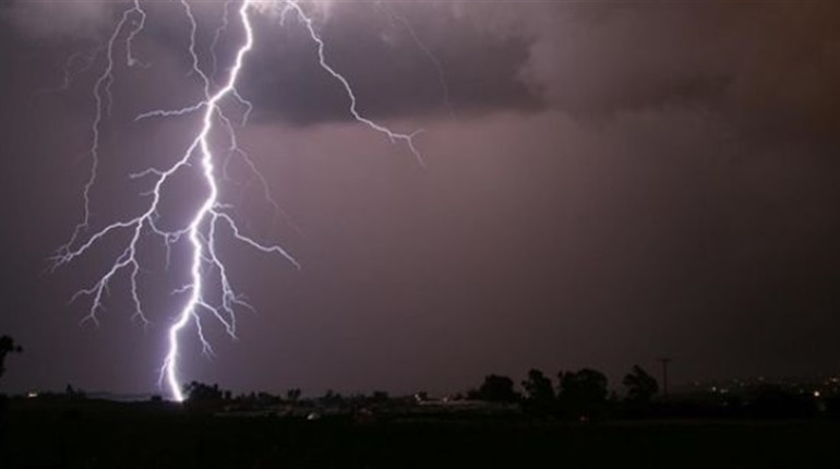 У селі Шосткинського району блискавка спричинила пожежу