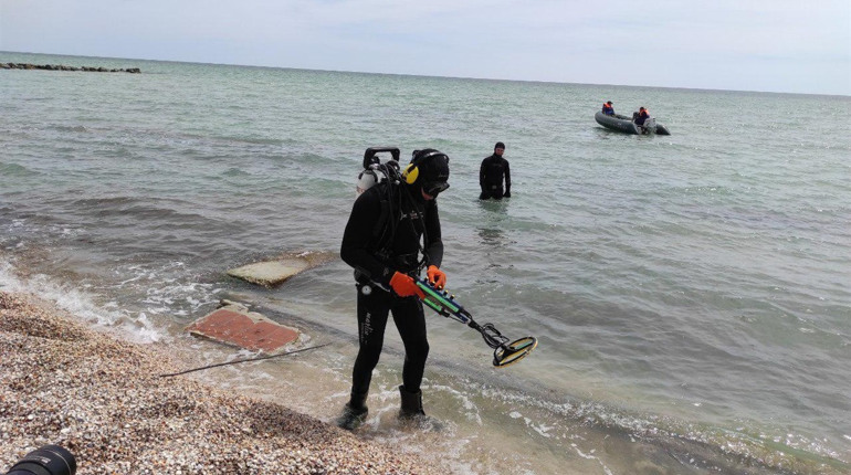 Накануне курортного сезона спасатели обследуют дно Азовского моря