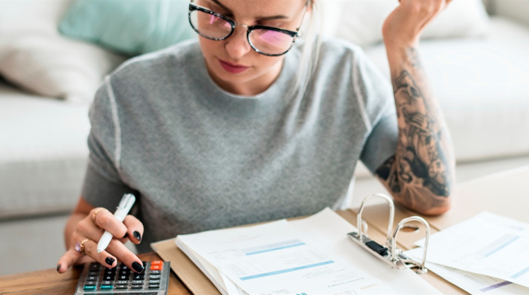 Податки для українців за кордоном: що потрібно знати і коли не варто хвилюватися