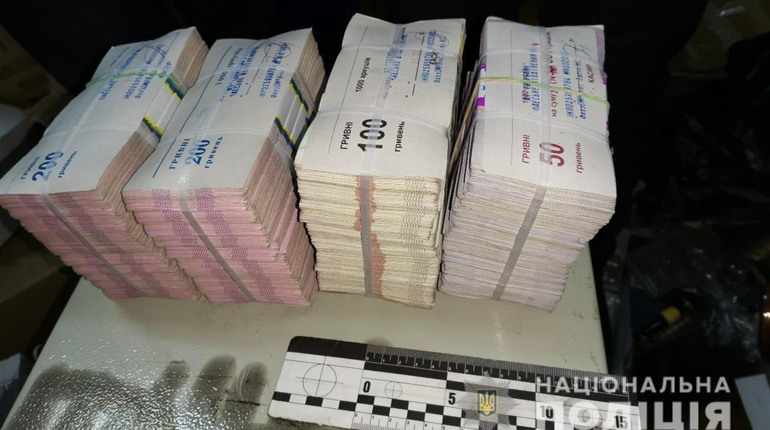 Спіймали на гарячому: троє злодіїв намагалися викрасти на ринку сейф з 1,5 млн грн і 180 тис доларів