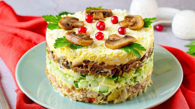 Рецепт дня: салат із копченою куркою, грибами та овочами