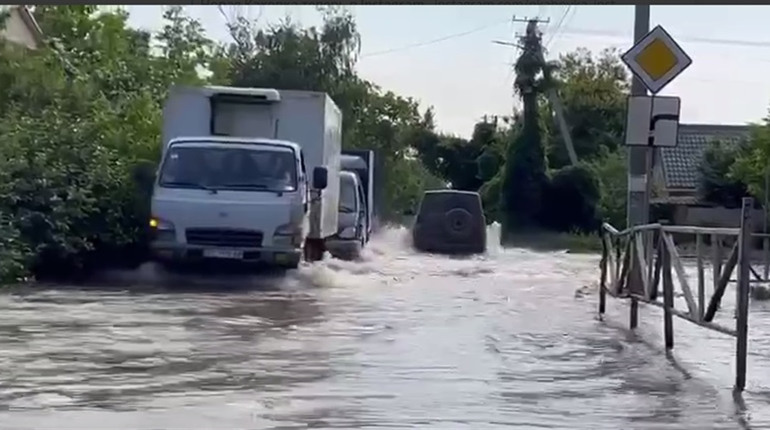 "Зібрали тривожні валізки та займаємося власними справами"