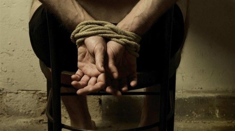 Розбійний напад у приватному будинку у Маяках: злочинці били господаря і вимагали гроші