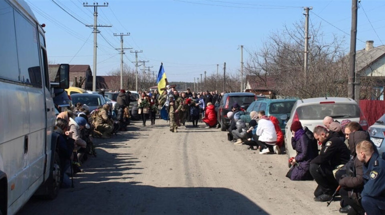 Славута прощається з двома Героями: одному сьогодні могло б виповнитися 27, але його поховали вчора