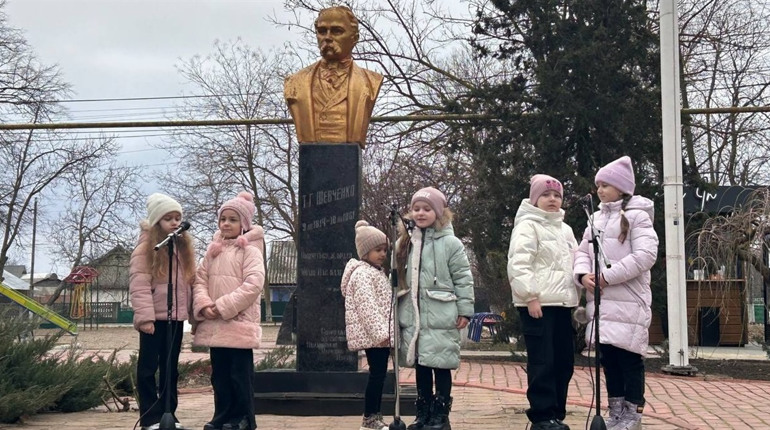 У День єднання у Біляївці діти декларували вірші і співали, що врятують своїми долонями Батьківщину