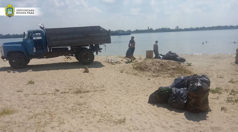 На херсонському пляжі «Лілея» комунальники прибрали сміття
