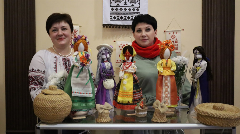 «Плетиво творчості». У Глухові відкрилася виставка робіт майстринь зі Слоута