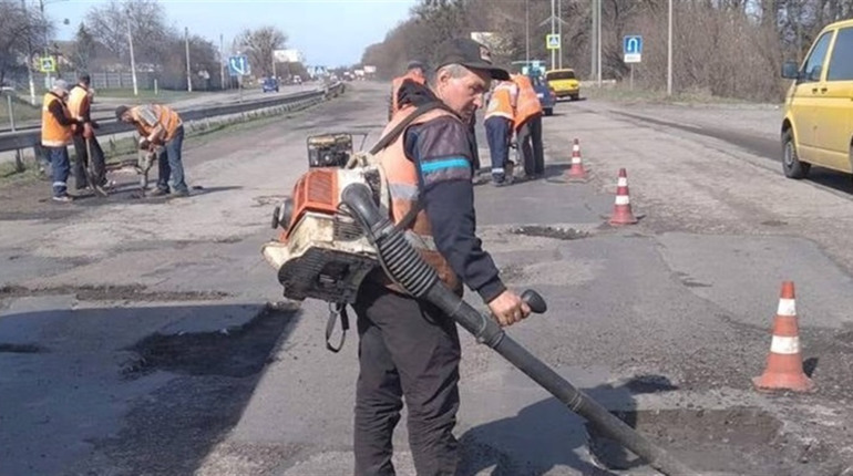 Дорожники працюють над відновленням дороги Мерефа — Лозова