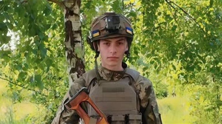Понад пів року вважався зниклим: до Жовтих Вод на «щиті» повертається захисник Євген Хайрунін