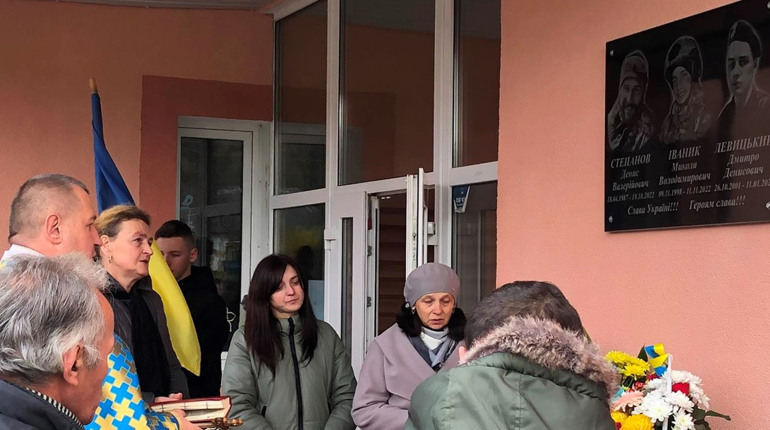 На фасаді школи в селі Орів встановили пам’ятну дошку трьом військовим: що про них відомо
