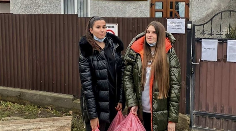 Жительки Кіцманя принесли святкові гостинці підопічним Кіцманського терцентру