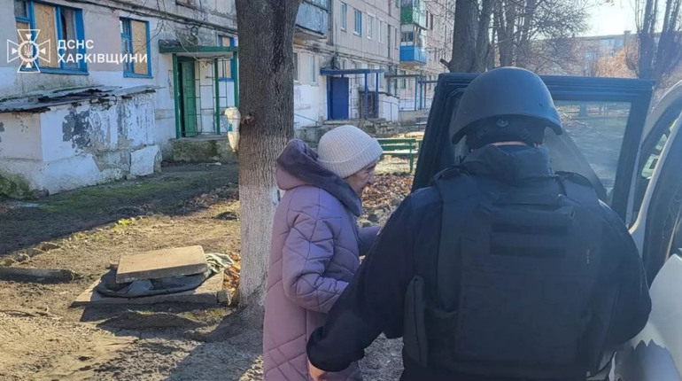 Попри обстріли працівники ДСНС допомагають жителям Купʼянщини з евакуацією