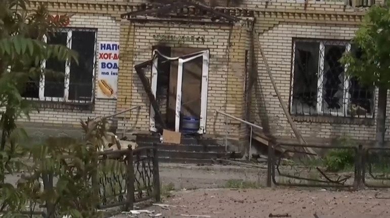 У Мар'їнці майже немає вцілілих будинків, центр міста згорів вщент. Ситуація станом на 16 травня