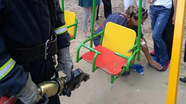 У Вараші рятувальники звільняли 10-річного хлопчика, який застряг ногою в гойдалці