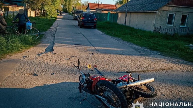 У Шостці водій мотоциклу врізався в авто