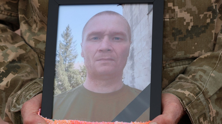 Останній шлях додому: в Южноукраїнській громаді попрощалися із захисником Сергієм Глушковим