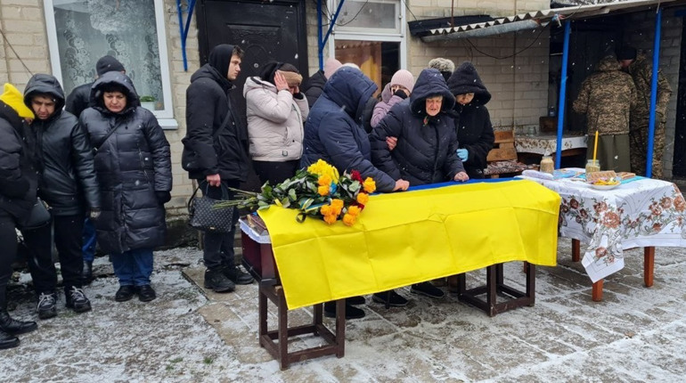 На щиті: у Катеринівці прощалися з Героєм Лукашенко Олегом (ВІДЕО)