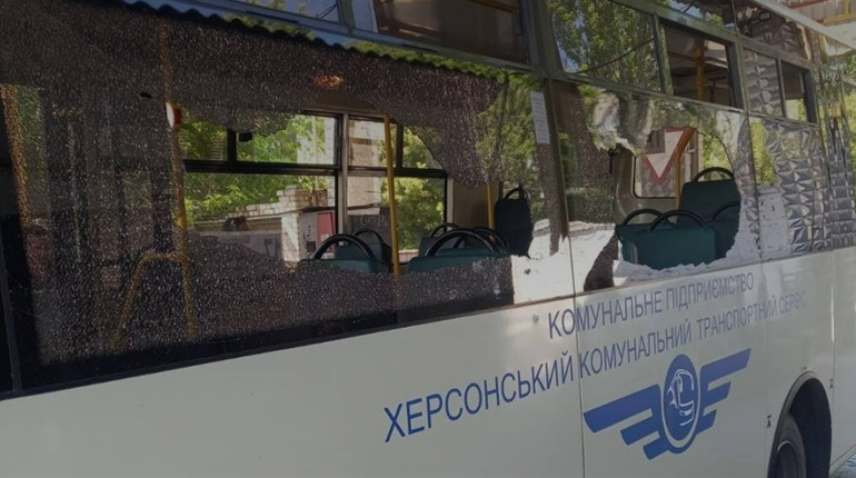 На Херсонщині через ворожі обстріли пошкоджені житлові будинки, освітній заклад, автівки