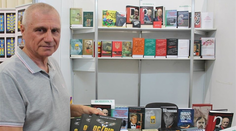 Конотопців запрошують відвідати творчий вечір письменника і співака Анатолія Сахна