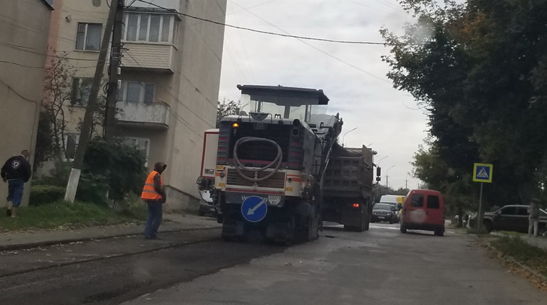 У Чорткові продовжують капітальний ремонт головної транспортної артерії міста