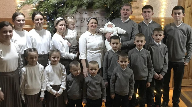 Сім'ю із Добрячина, у якій зростають 16 дітей, відвідали посадовці Червоноградської міської ради