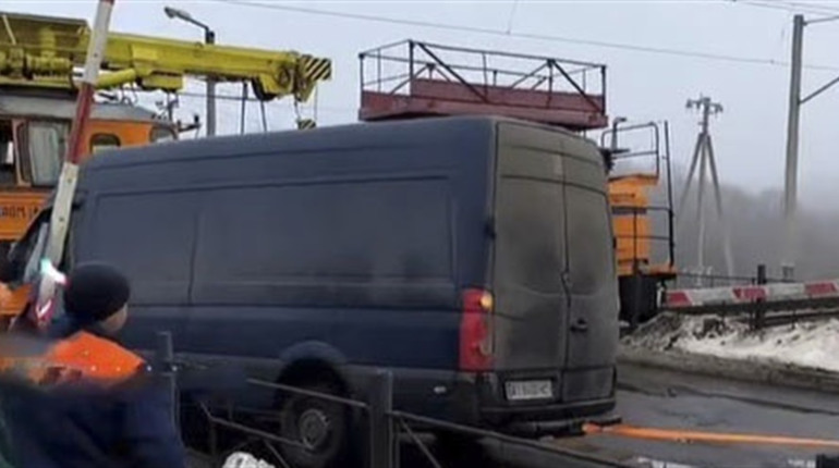 На переїзді у Васютинцях сталася ДТП: бус зіткнувся з дрезиною