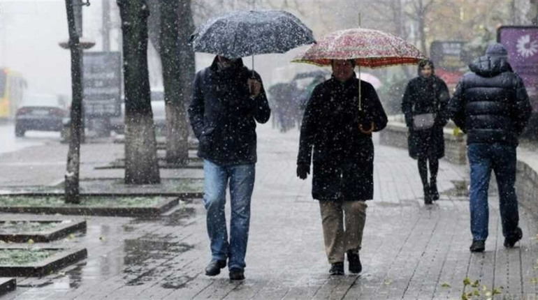 Пориви вітру, дощ, місцями - сніг: якої погоди очікувати на вихідних