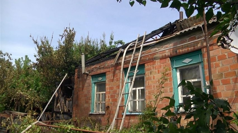 У Сватовому на Набережній горів житловий будинок: загинув 90-річний власник оселі