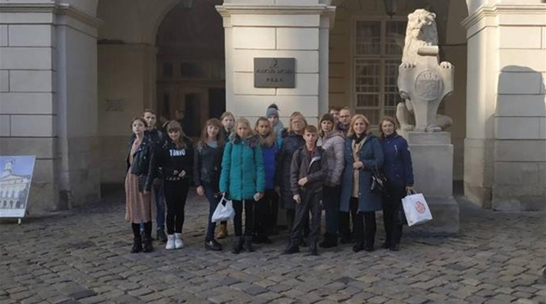 Екскурсії містами, музеями та спільні уроки: сватівські гімназисти побували на Львівщині