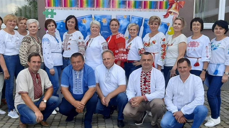 Великий колектив освітян Вараської тергромади, як один організм – працює, живе, воює, волонтерить
