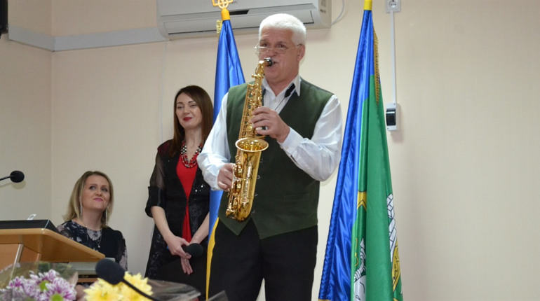 Грамоти, подяки, квіти й теплі слова: в Южноукраїнську чествували службовців. Фоторепортаж