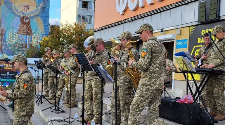 Богам війни потрібні очі. Южноукраїнці збирали донати на дрон артилеристам. Фото, відео