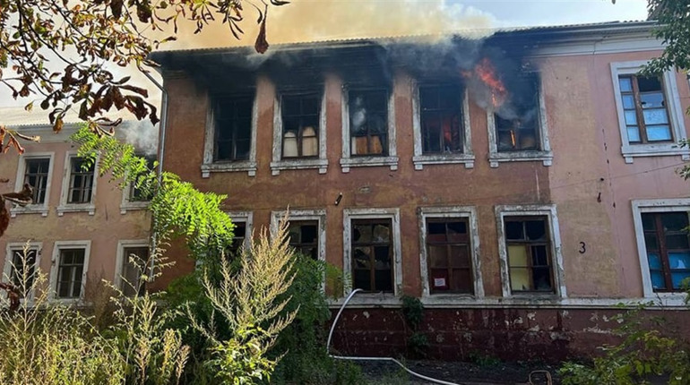Рятувальники Чернігова ліквідували пожежу в школі: які наслідки