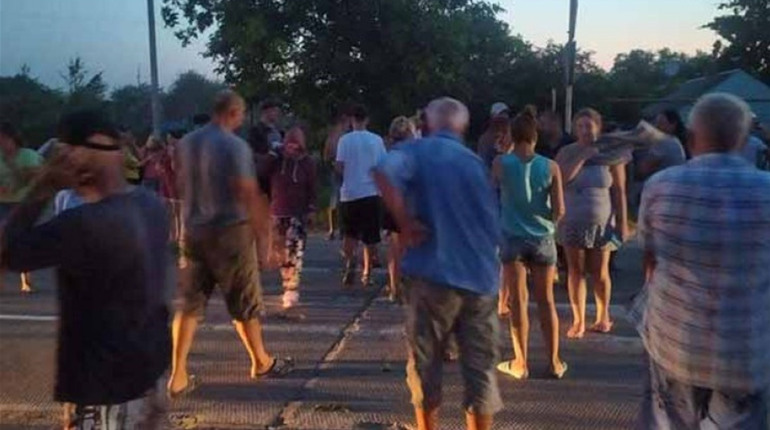 Чому у Щасливцевому перекривали дорогу: у курортному селищі проблеми зі світлом