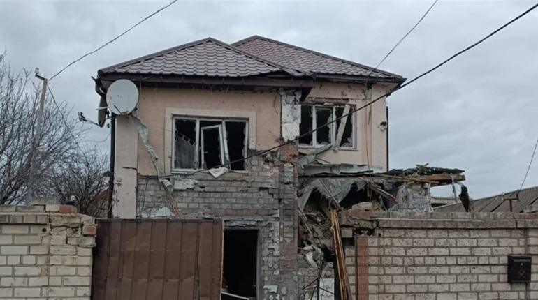 На Херсонщині армія рф атакувала житлові будинки, Пункт Незламності та приватні автівки