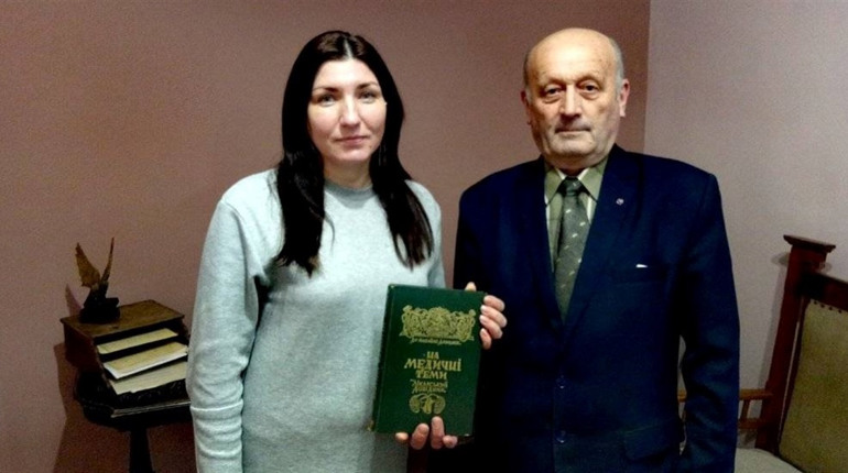 Кременецькому музею передали книгу відомого кременчанина із діаспори США