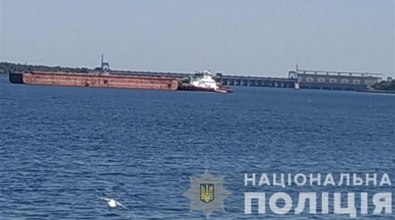 Баржа наїхала на човен