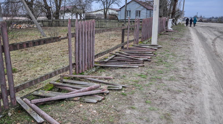 Поламаний паркан і дитячий майданчик: як розважаються вандали