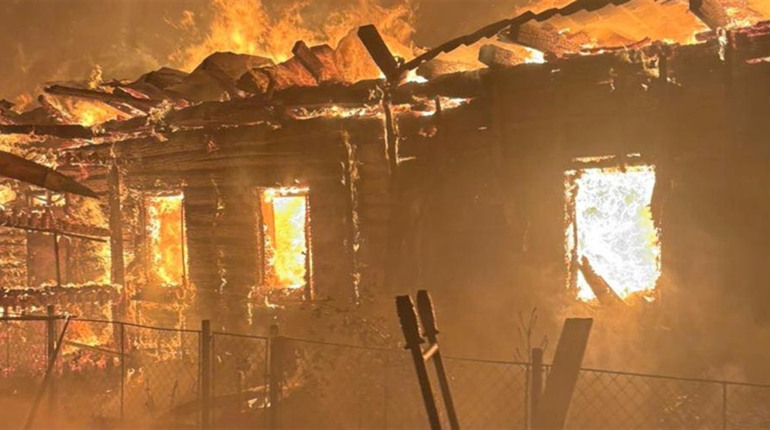 Ворожа атака по Жадовому: ударні дрони влучили в адмінбудівлю та житловий будинок